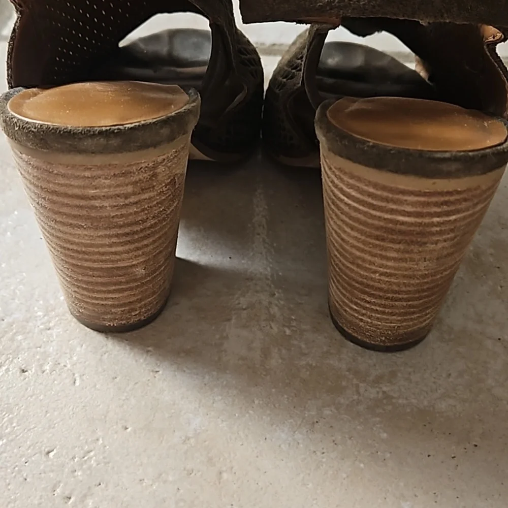 Shoes - Picture 4 of 5